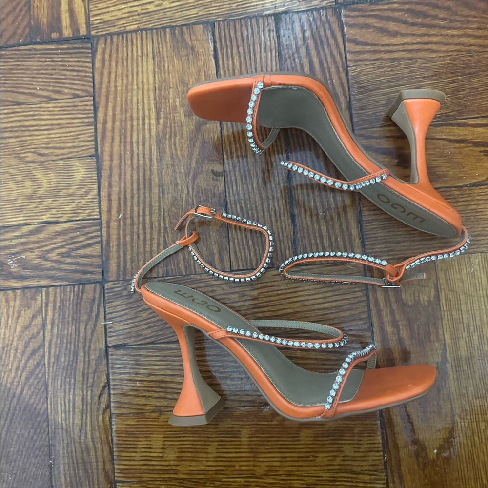 EGO official Orange Heels with Rhinestones

Brand New
Great Condition
Versatile